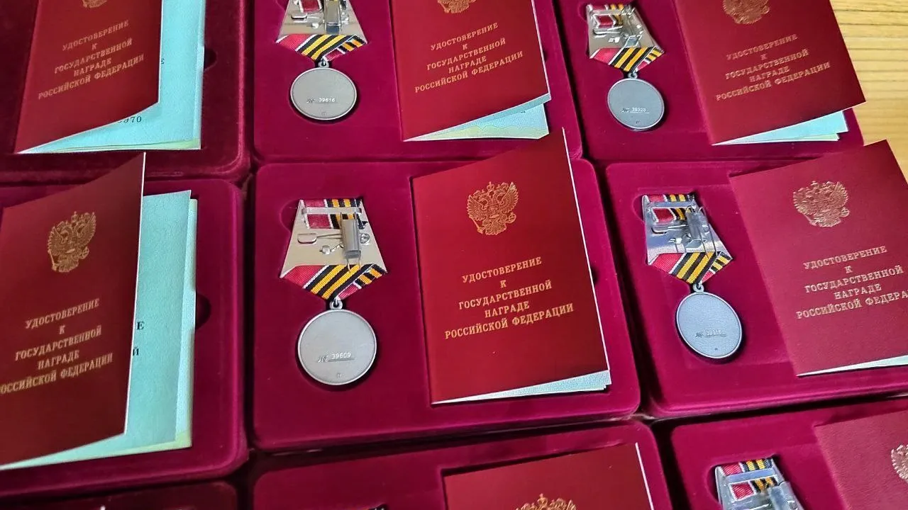 Медали «За храбрость» II степени. Фото: «Ямал-Медиа»
