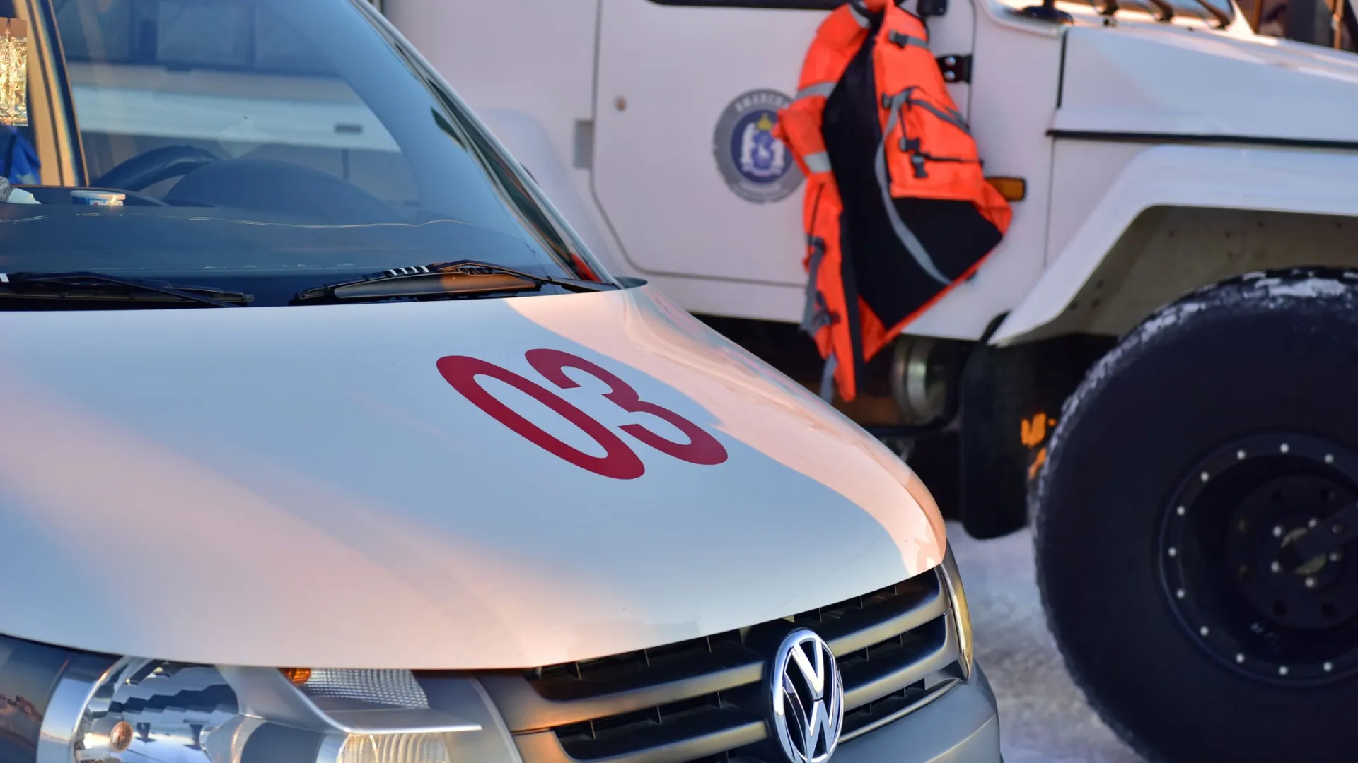 Автомобилистов попросили не загораживать выезд машин скорой помощи. Фото: Андрей Ткачев / «Ямал-Медиа»