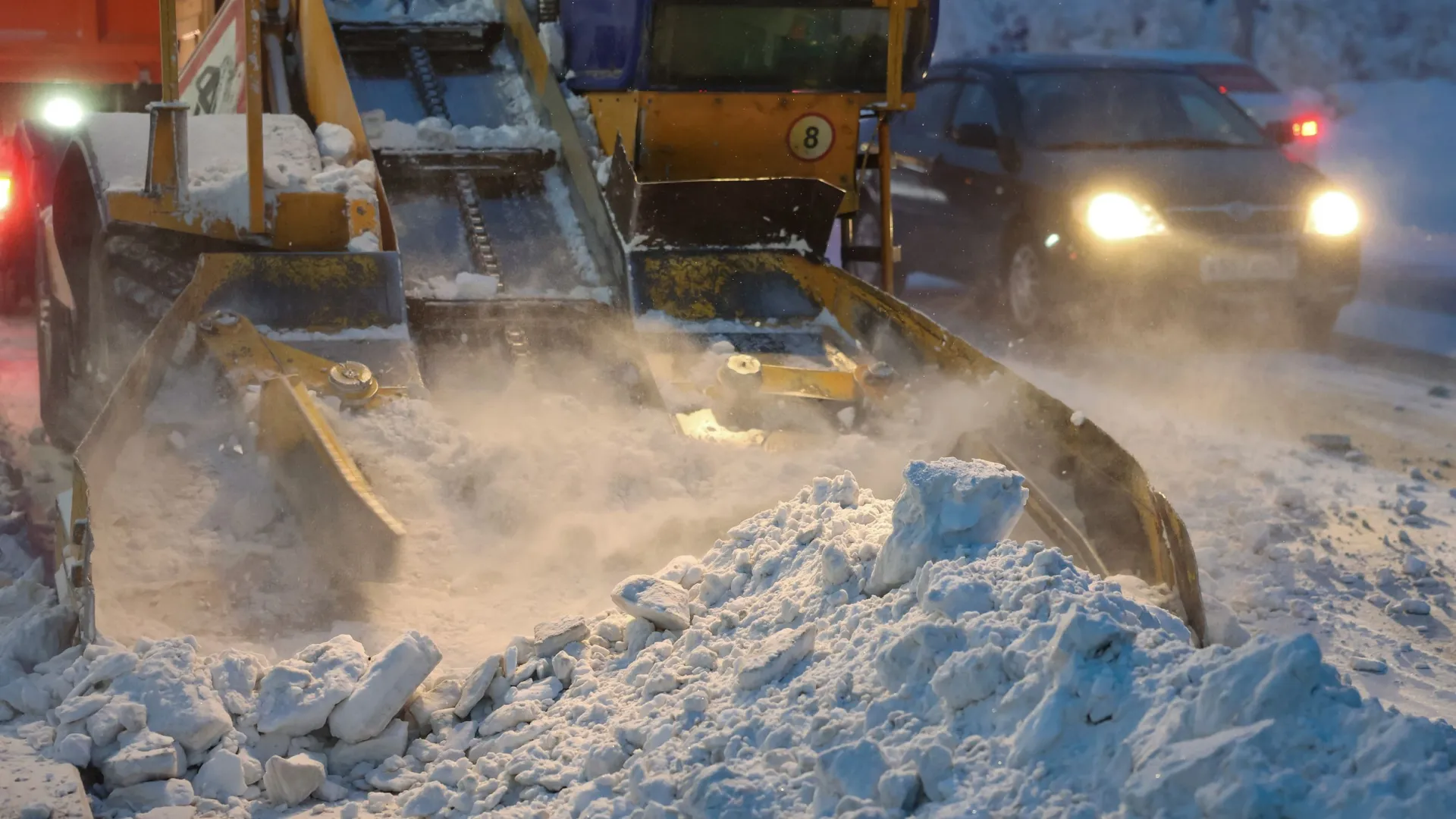 В ЯНАО с паводком борются с помощью уборки снега. Фото: Андрей Ткачев / «Ямал-Медиа»