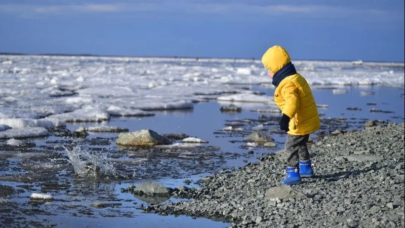 Для детей долгожданный ледоход становится увлекательной игрой. Фото: Андрей Ткачев / «Ямал-Медиа»