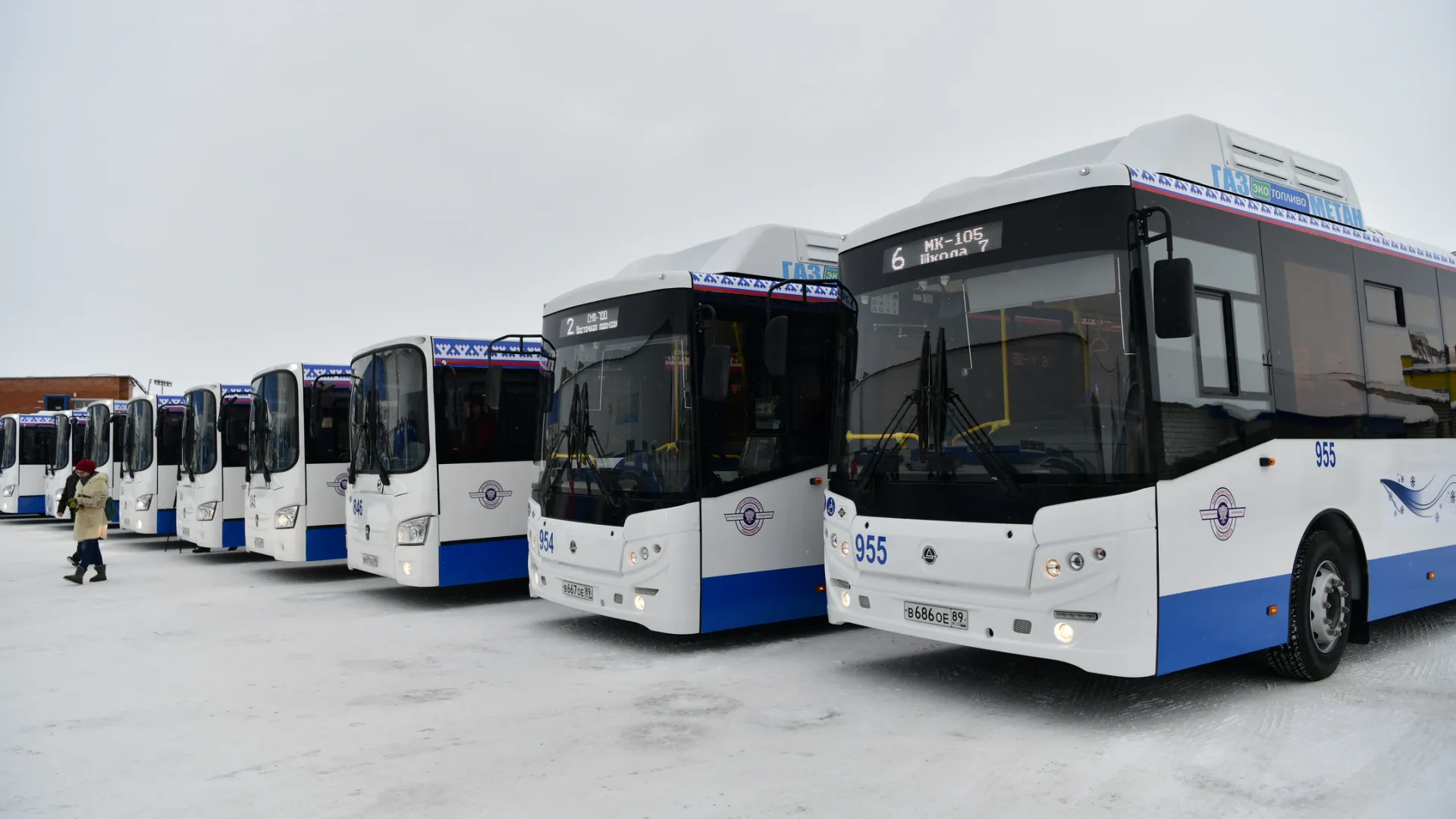 В Новом Уренгое большинство автобусов — экологичные. Фото: Андрей Ткачев / «Ямал-Медиа»