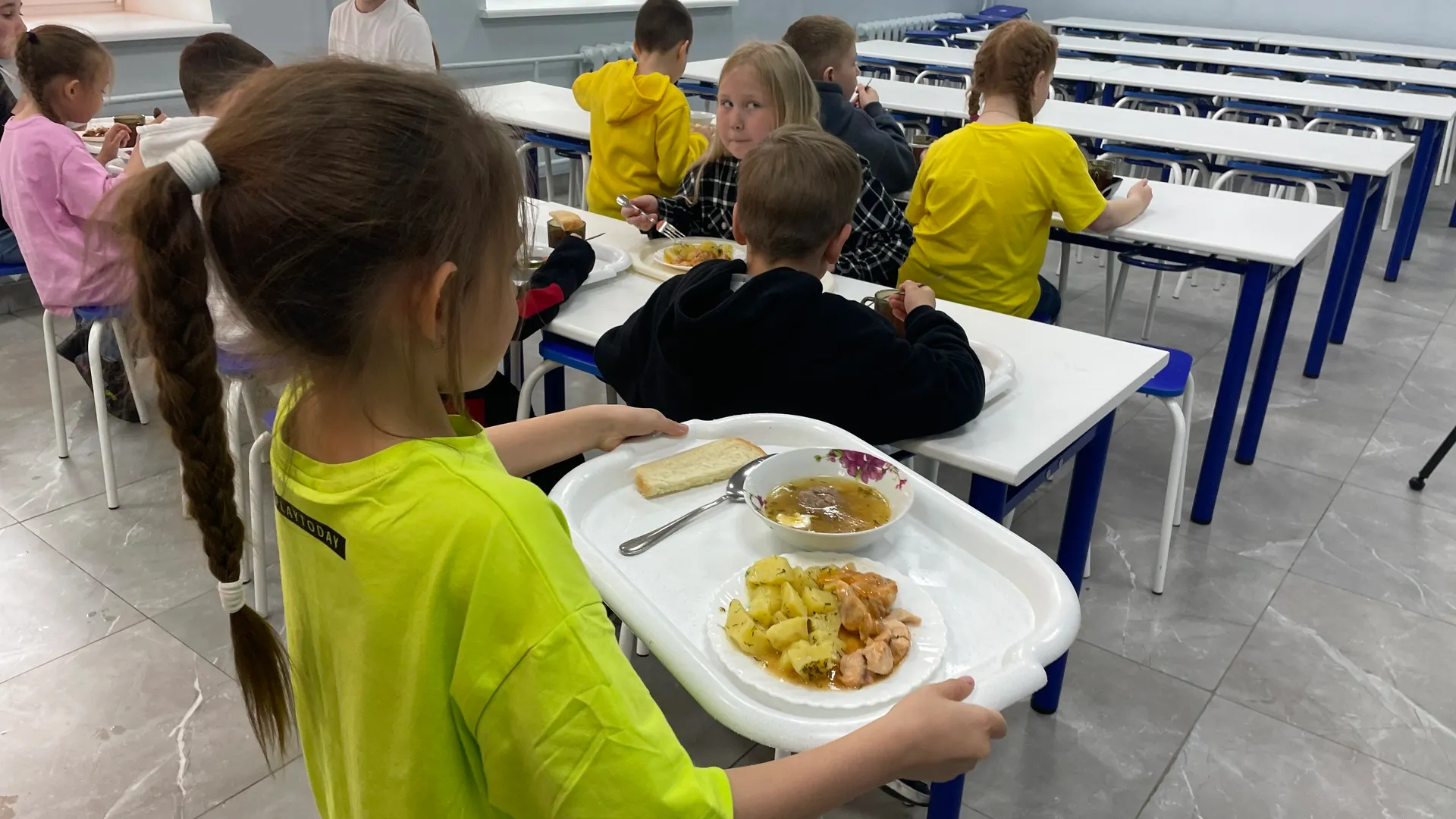 Модельной системы питания придерживаются и в пришкольном лагере Обдорской гимназии. Фото: Карина Безносова / «Ямал-Медиа»