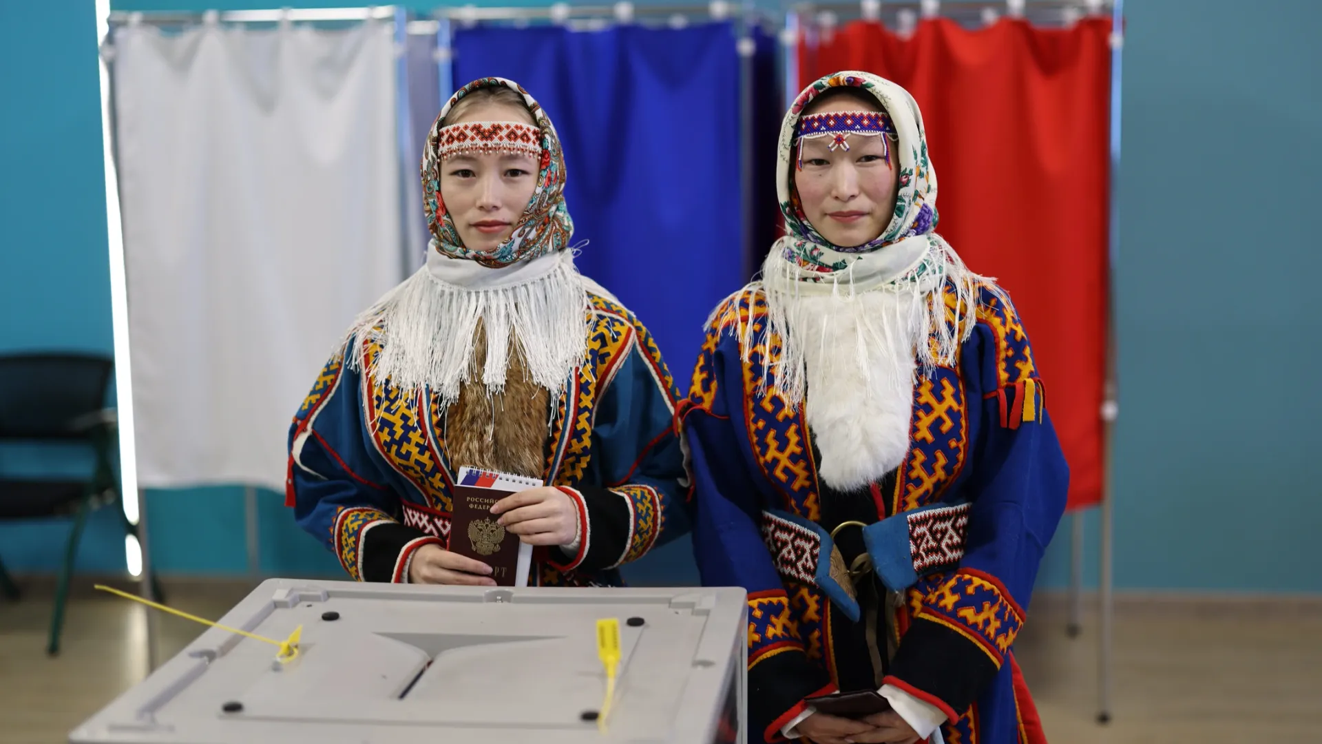 Сестры Худи пришли на избирательный участок в национальных нарядах. Фото: Сергей Зубков / «Ямал-Медиа»