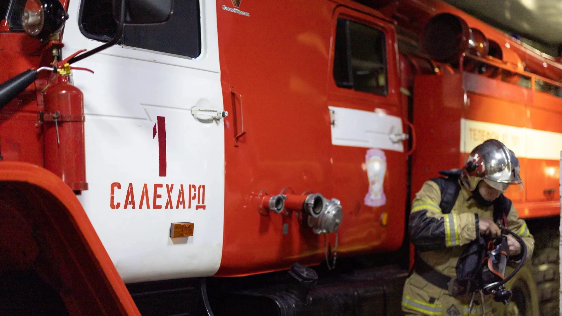 Пожарные проводят экскурсии для горожан. Фото: Юлия Чудинова / «Ямал-Медиа»