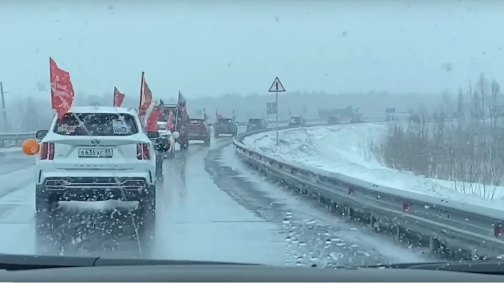 Машины проехали от моста Победы до Юбилейной площади. Фото: скрин видео «Ямал-Медиа»
