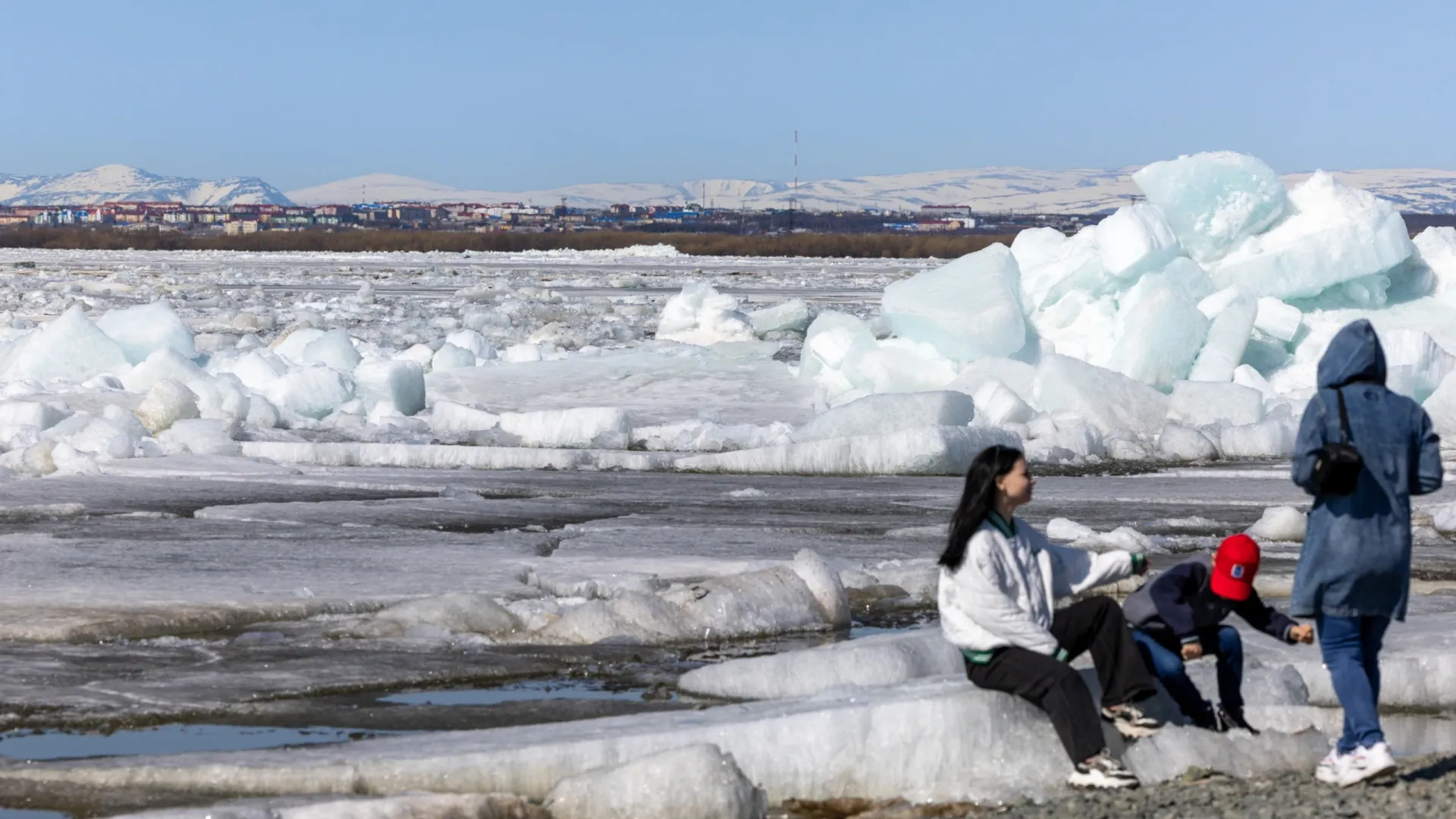За выход и выезд на лед приуральцам грозит штраф. Фото: Федор Воронов / «Ямал-Медиа»