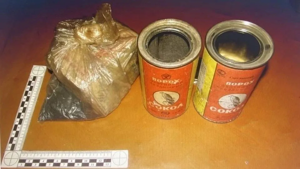 850 грамм незаконно приобретенного пороха ямалец хранил в своем доме. Фото: t.me/prok_yanao
