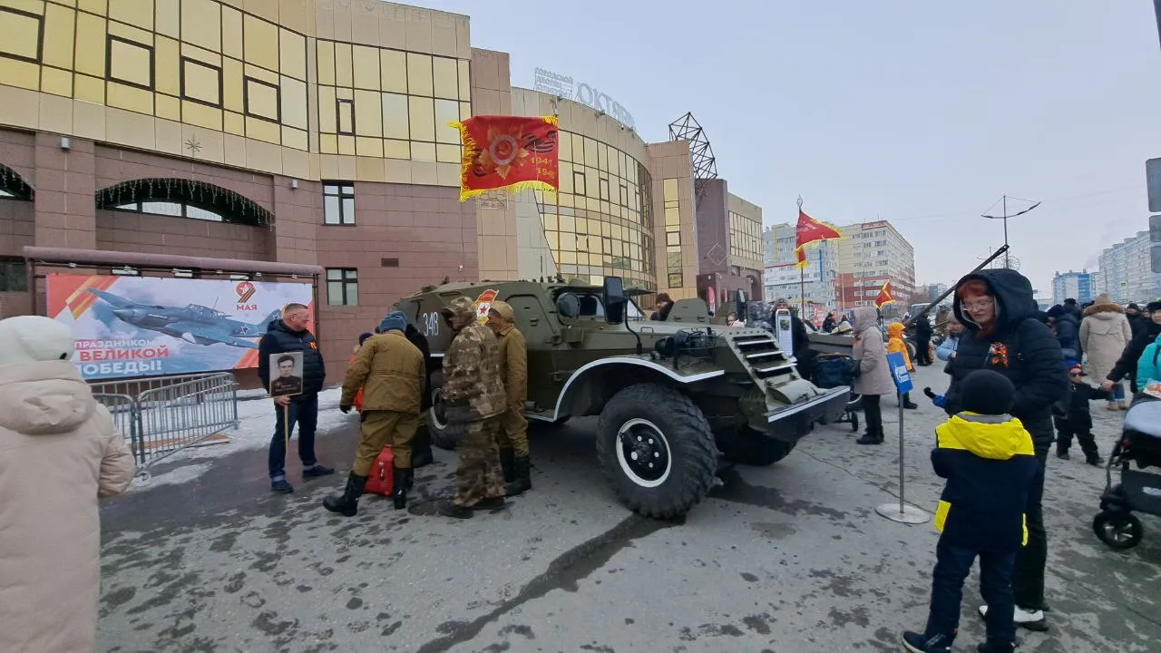 БТР стал центром выставки военной техники. Фото: Виктория Воронецкая / «Ямал-Медиа»
