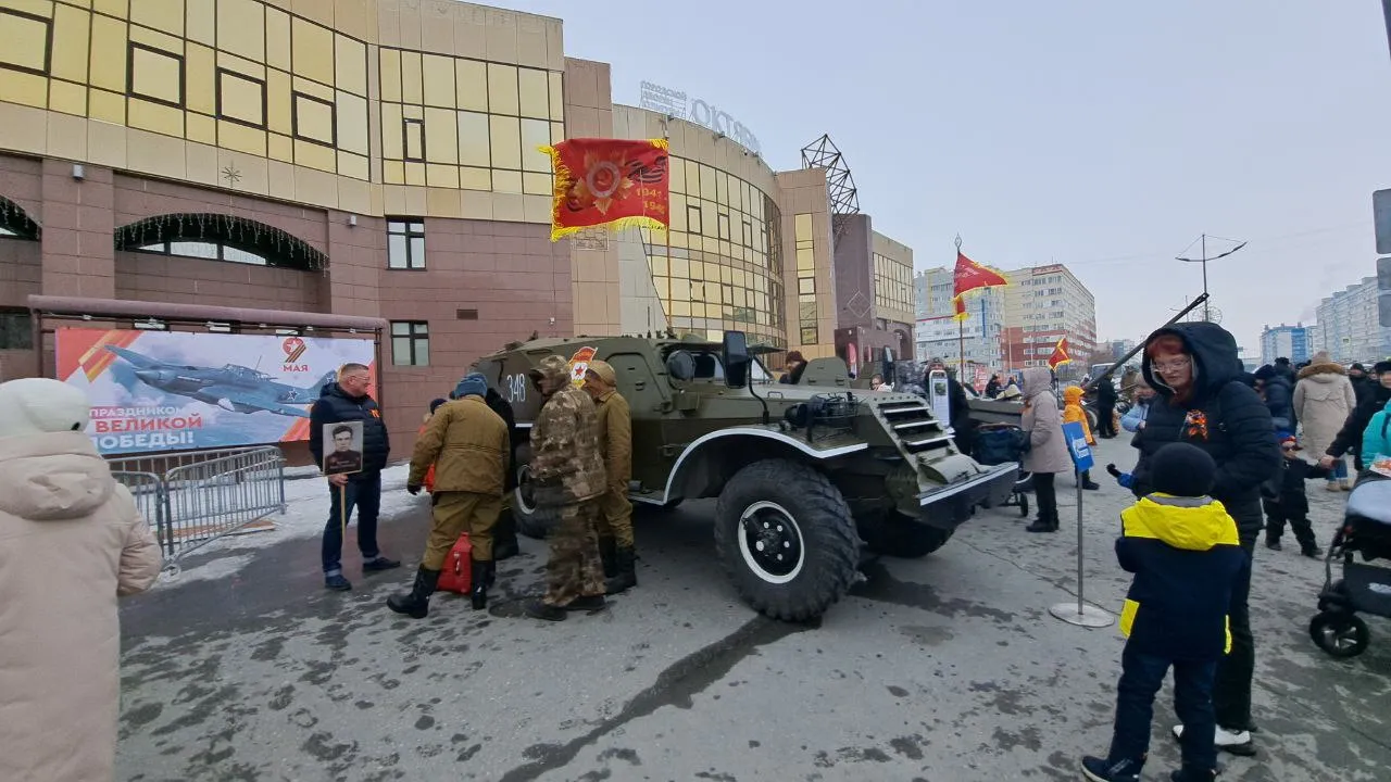 Детвора Нового Уренгоя облепила БТР. Видео | Север-Пресс