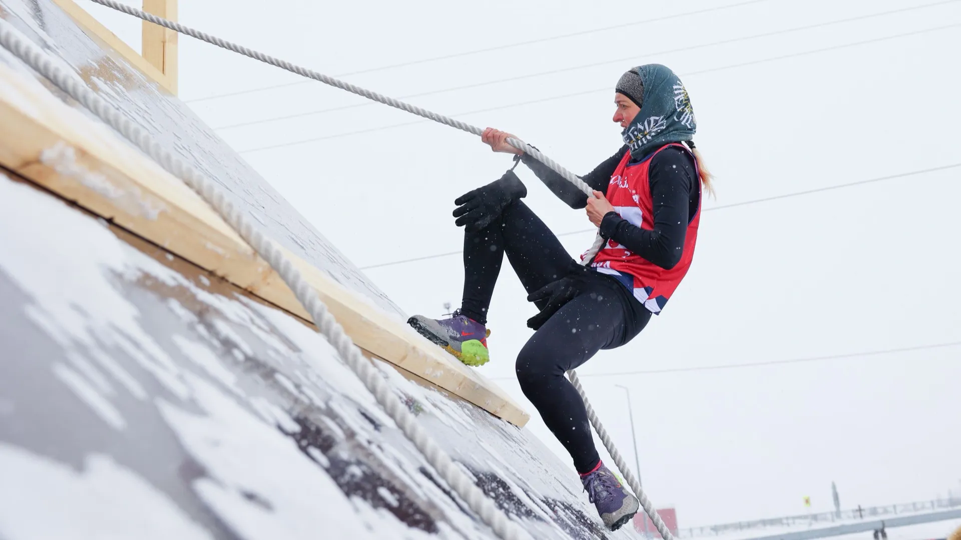 Соревнования «Северный характер» и апрельский ветер заставили спортсменов показать все, что они умеют. Фото: Андрей Ткачев / «Ямал-Медиа»