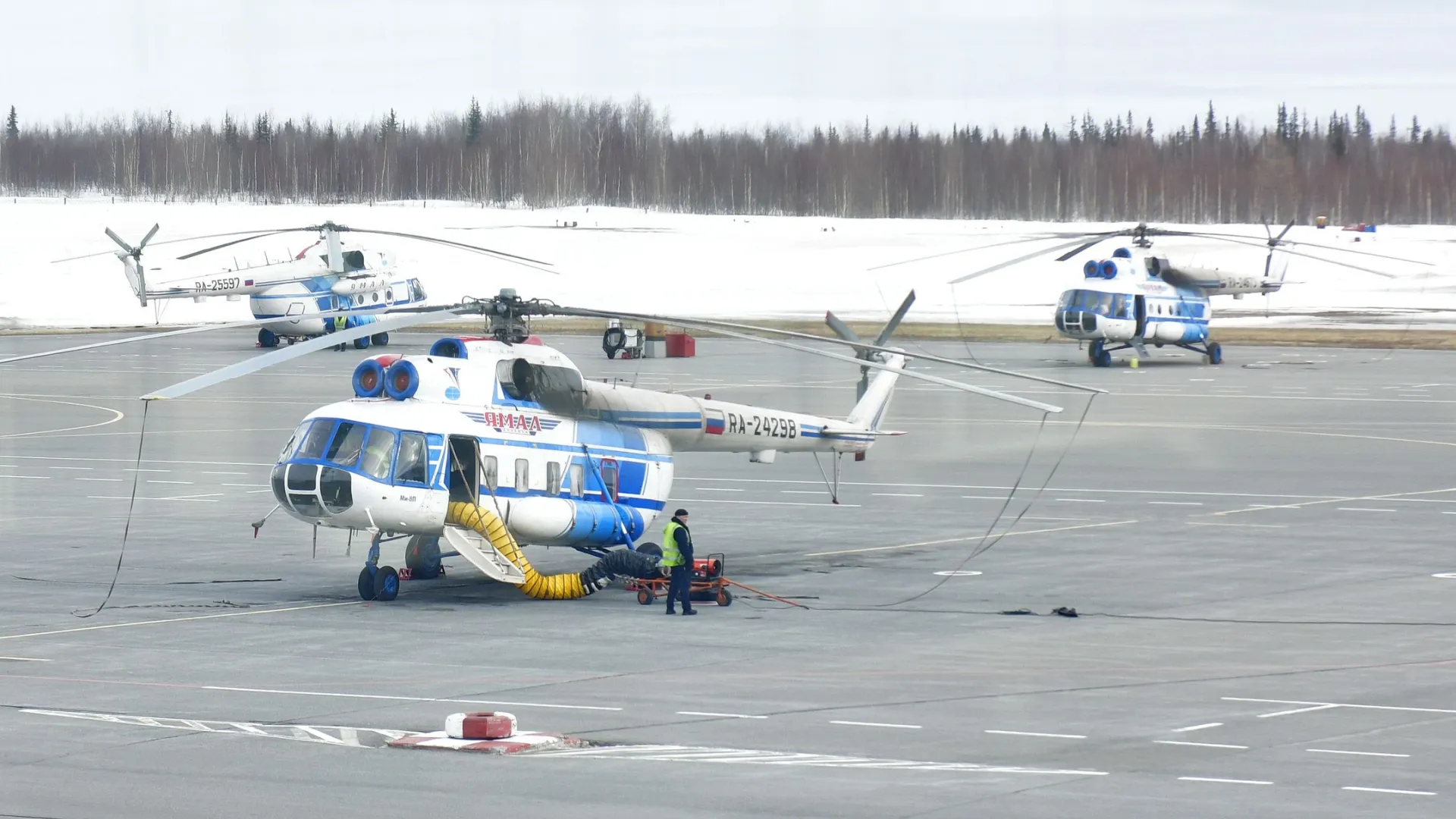 Стоянка вертолетов в аэропорту Салехарда. Фото: Андрей Ткачев / «Ямал-Медиа»