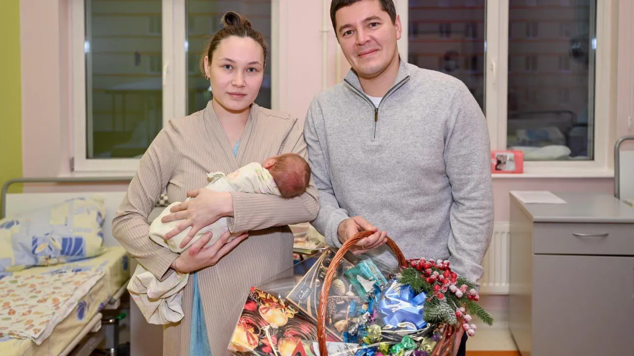 Дмитрий Артюхов и первая в 2024 году родившаяся северянка. Фото: t.me/artyukhov_da