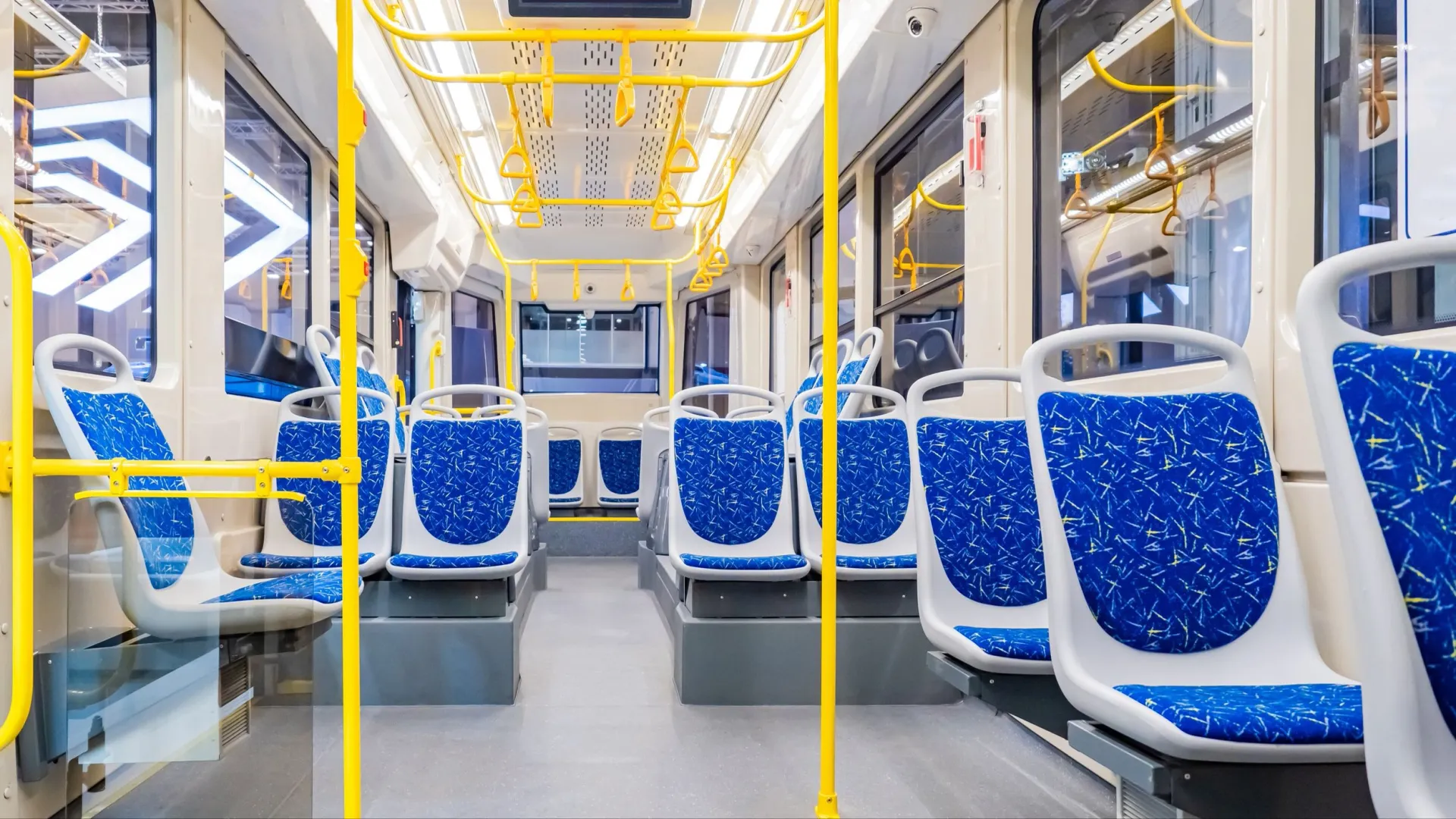 Синий часто используют для декора в общественном транспорте. Фото: FOTOGRIN/Shutterstock/Fotodom