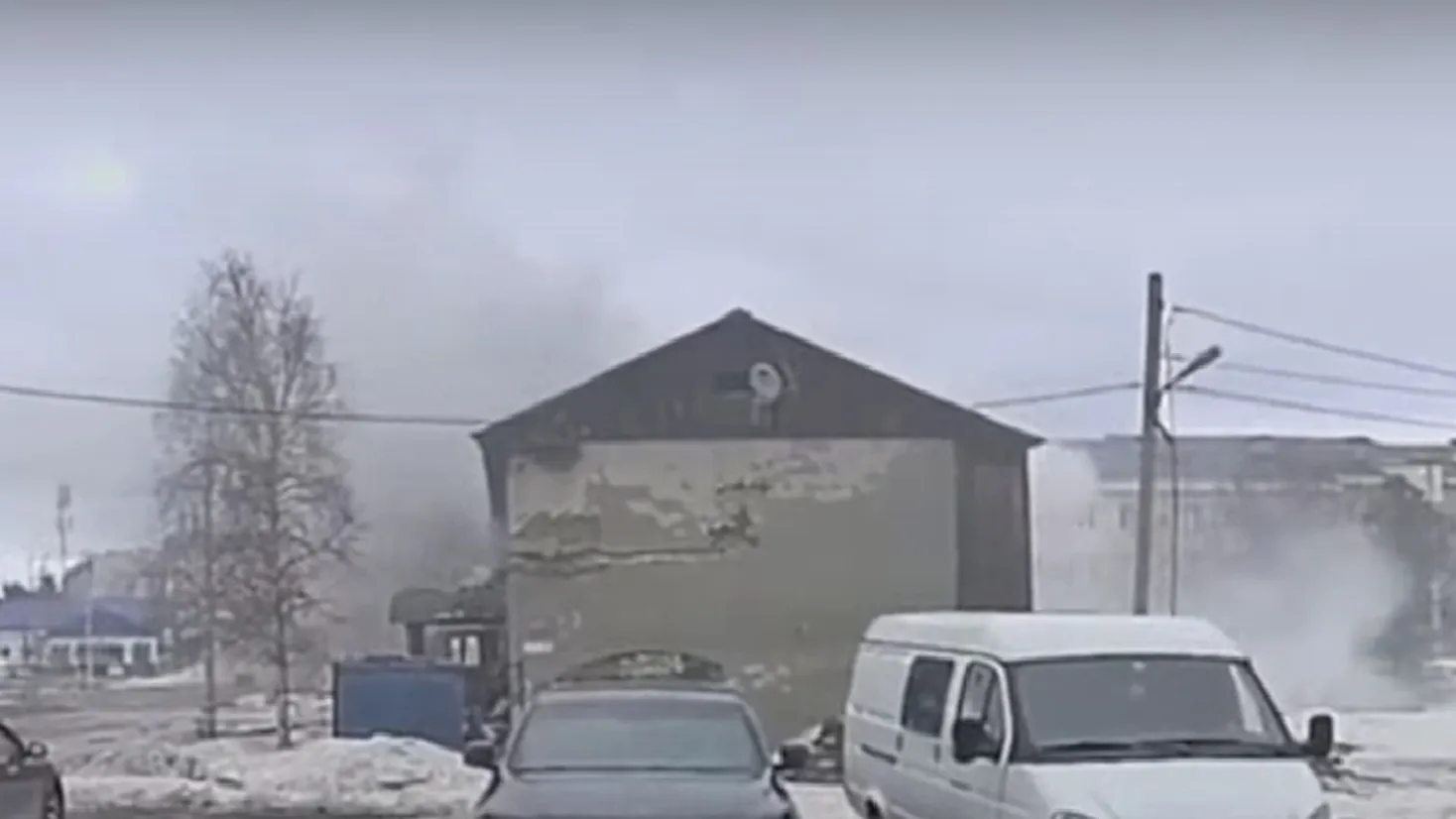 Из окон валил густой дым. Фото: кадр из видео сообщества «Происшествия Ноябрьск» в социальной сети «ВКонтакте»