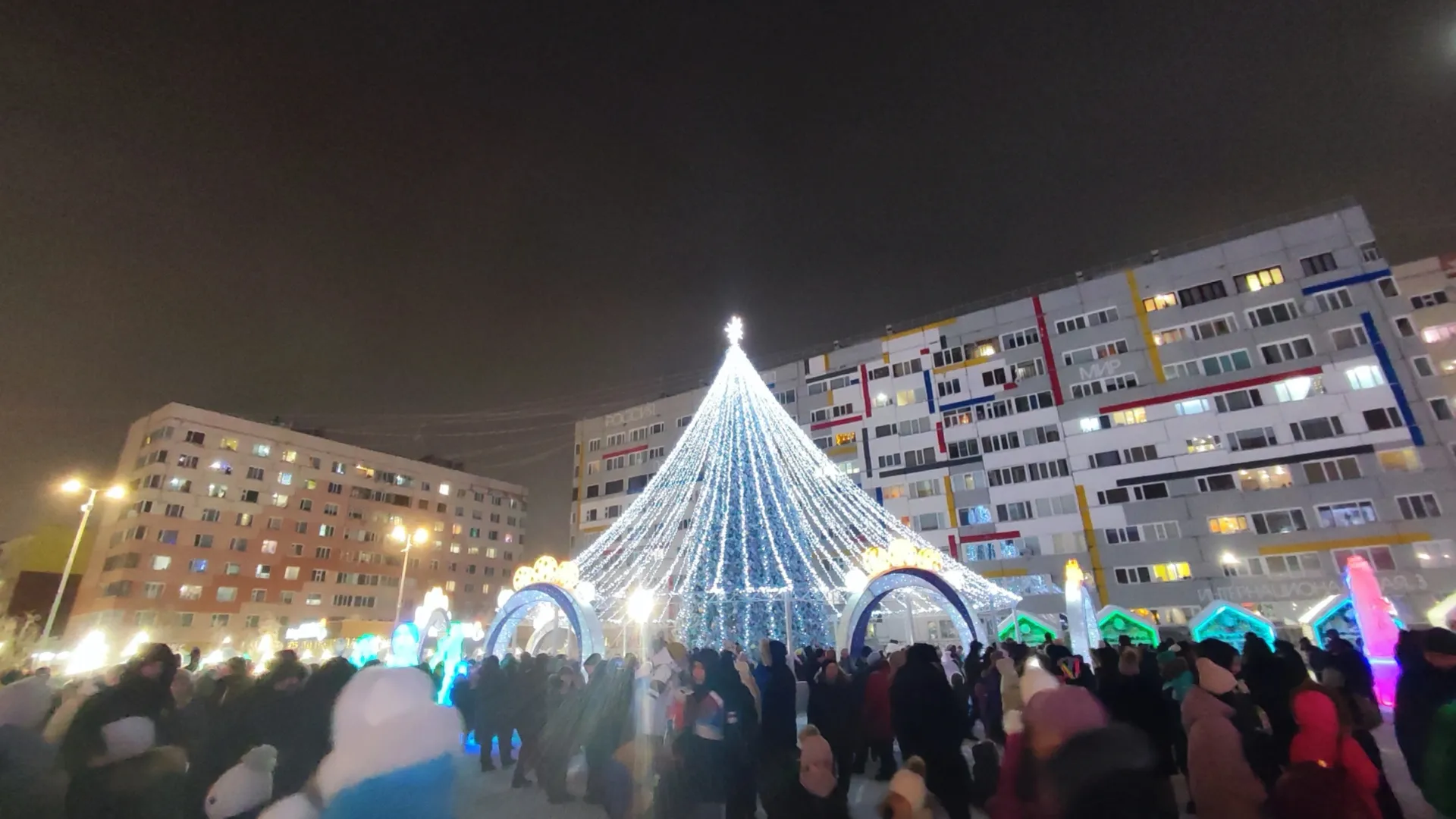 Праздник на площади в Новом Уренгое в честь открытия ледового городка и зажжения гирлянд на елке. Фото: «Ямал-Медиа»