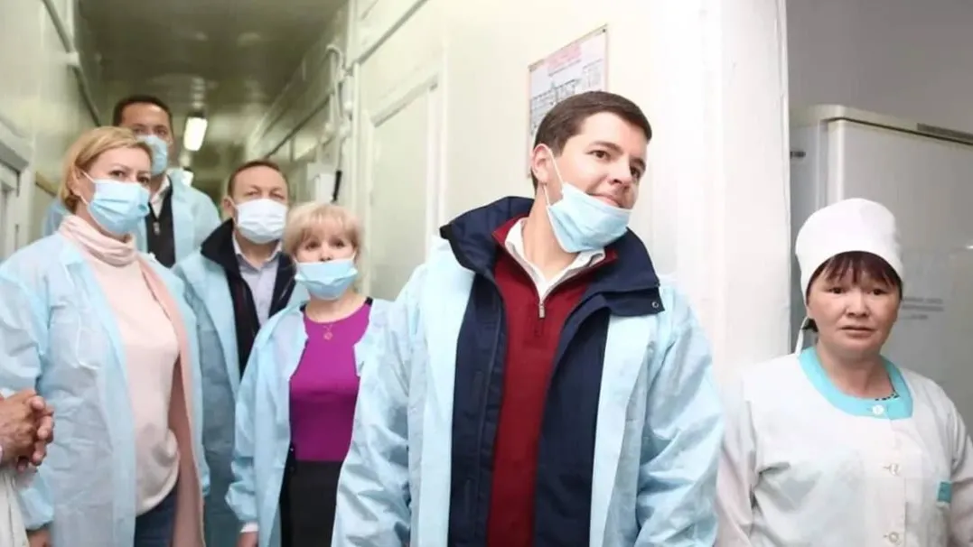 Губернатор Дмитрий Артюхов с работниками здравоохранения. Фото: пресс-служба губернатора ЯНАО. 