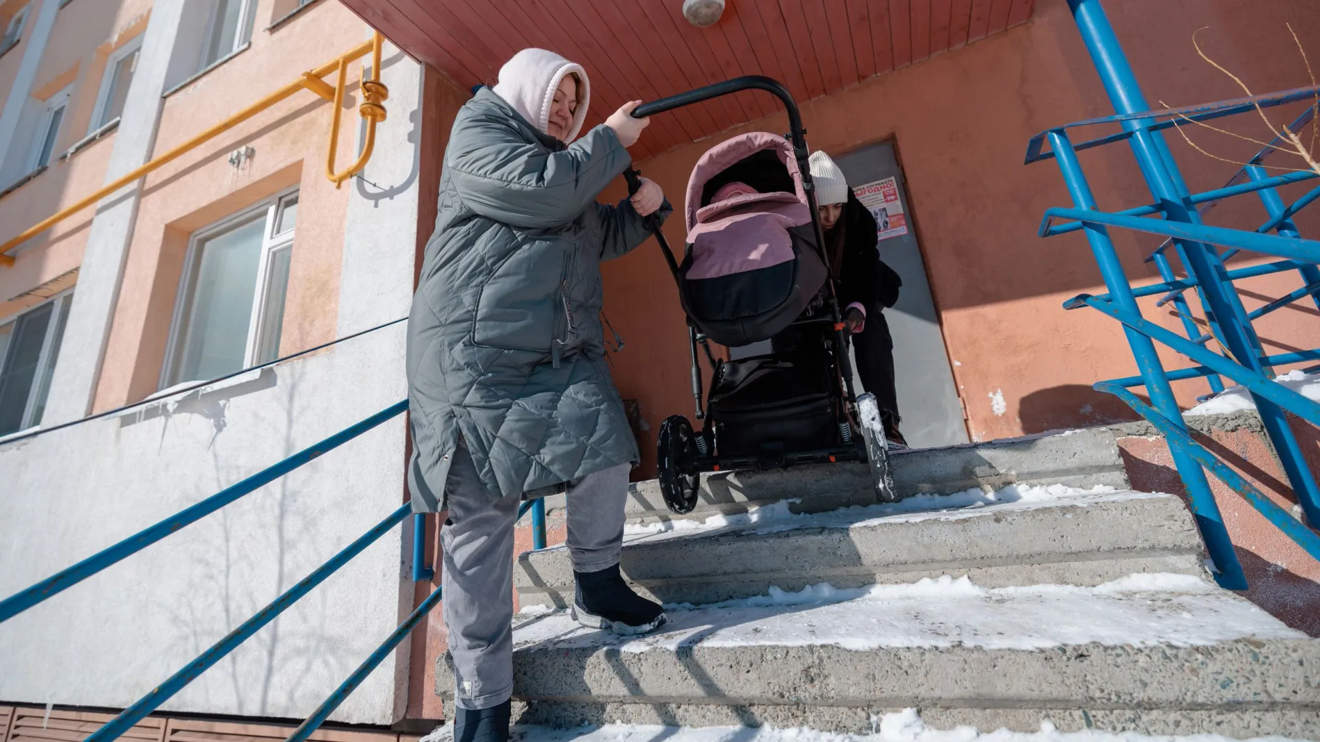 Лестница оттаяла от снега и стала угрозой для жильцов дома в Надыме |  Север-Пресс