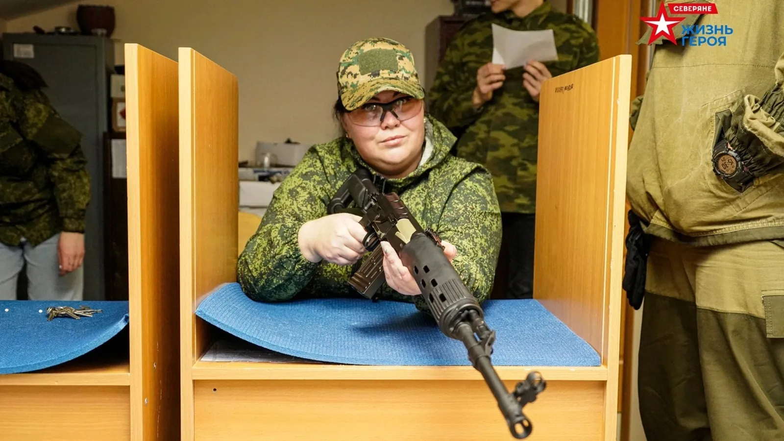 На курсы военной подготовки записываются девушки. Фото: vk.com/moi_yamalskiy_raion