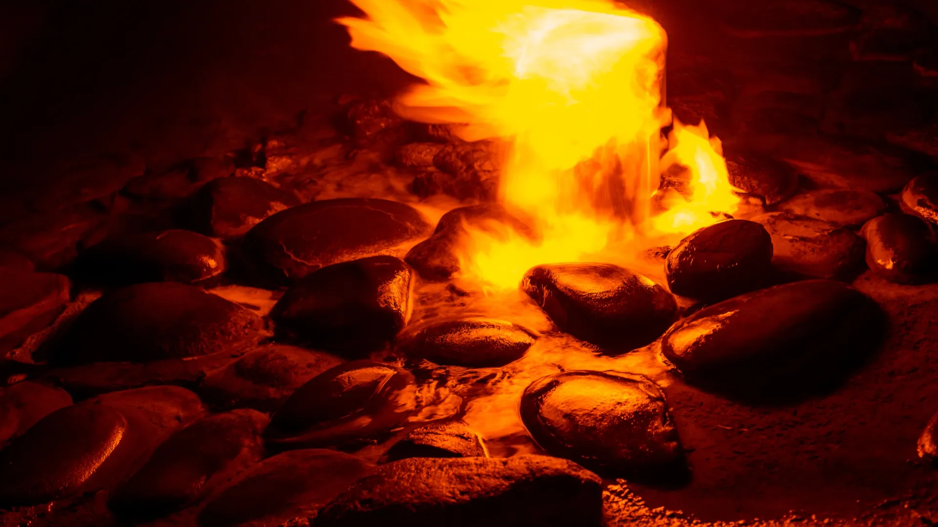 Хозяйка «горящей» стены отшутилась. Фото: Mikhail Gnatkovskiy / Shutterstock / Fotodom