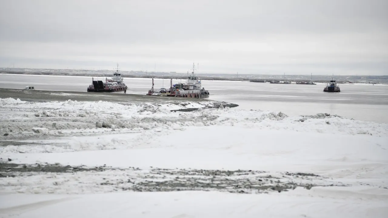 Погодные условия повлияют на график работы переправы через реку Обь. Фото: Андрей Ткачев / «Ямал-Медиа»