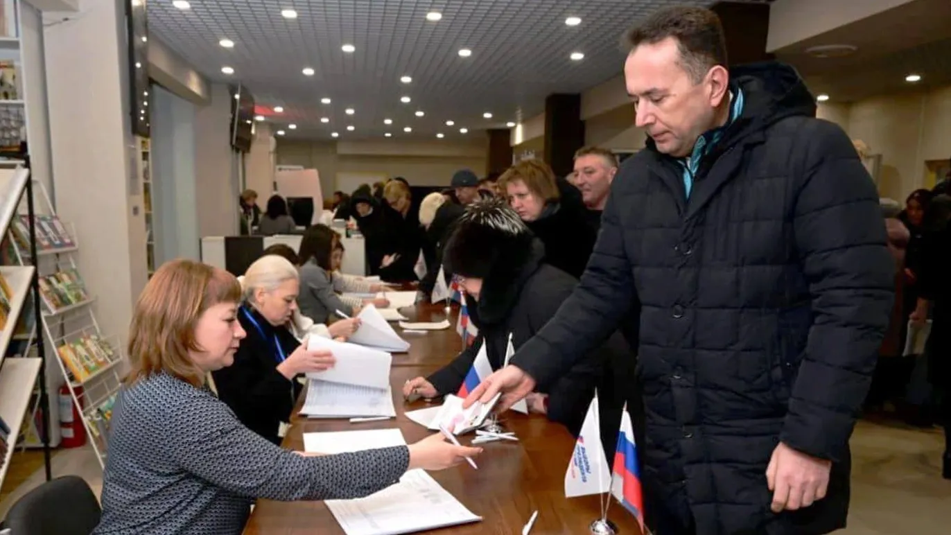 Глава Нового Уренгоя проголосовал на выборах президента. Фото: t.me/VORONOV89
