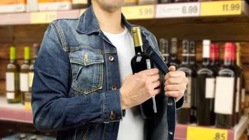 Вино поможет мужчине снять напряжение. Фото: cunaplus / Shutterstock / Fotodom.