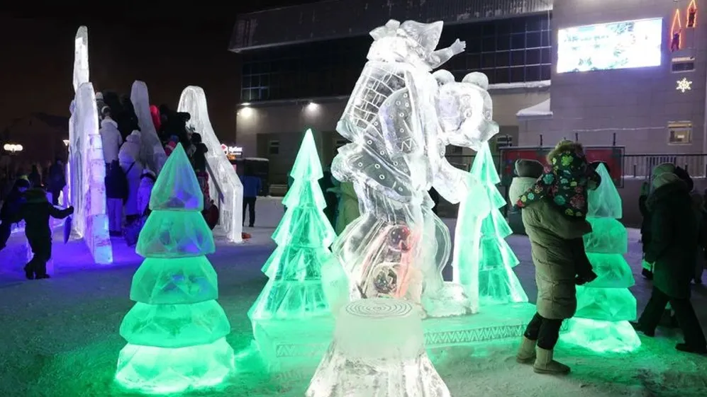 Ледяные скульптуры привлекают внимание детей и взрослых. Фото: Андрей Ткачев / «Ямал-Медиа»