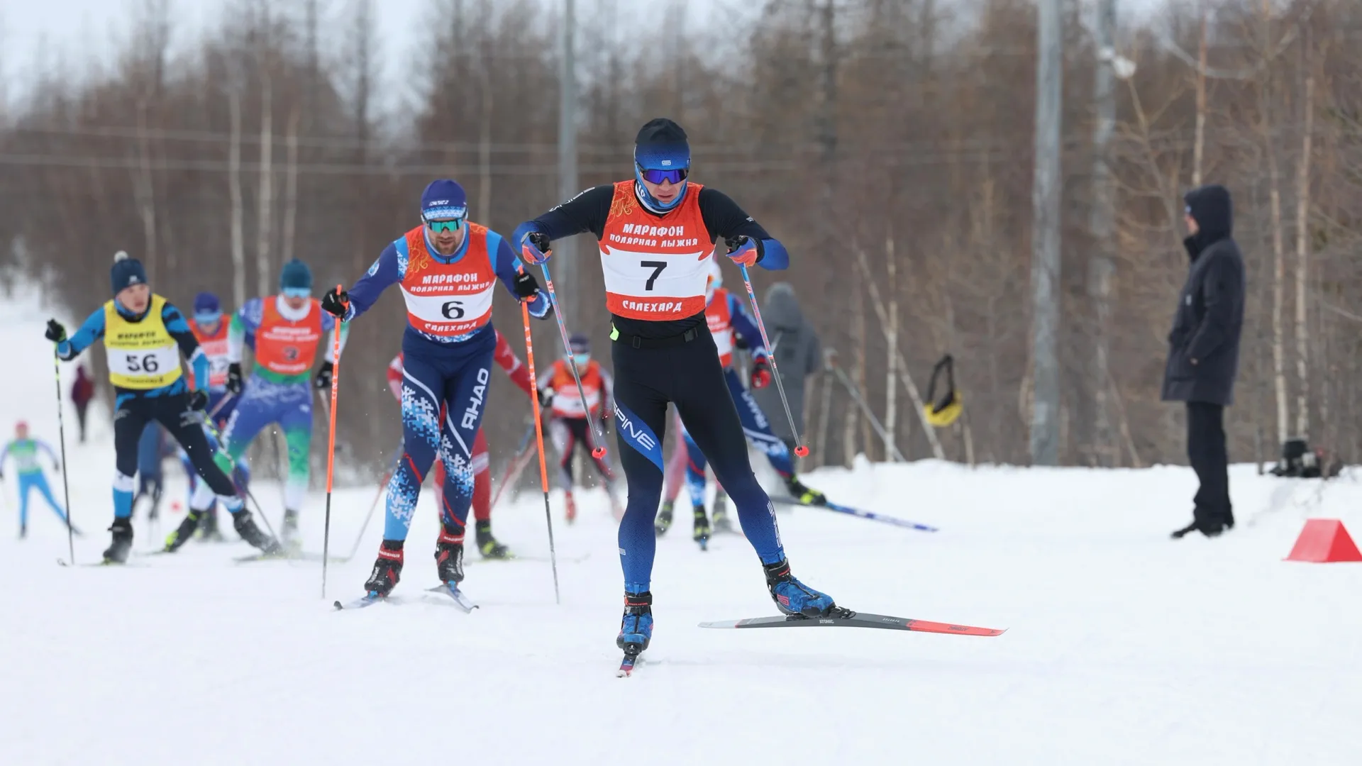 Участники 50-километровой лыжной гонки бежали в красных майках. Фото: Андрей Ткачёв / «Ямал-Медиа»