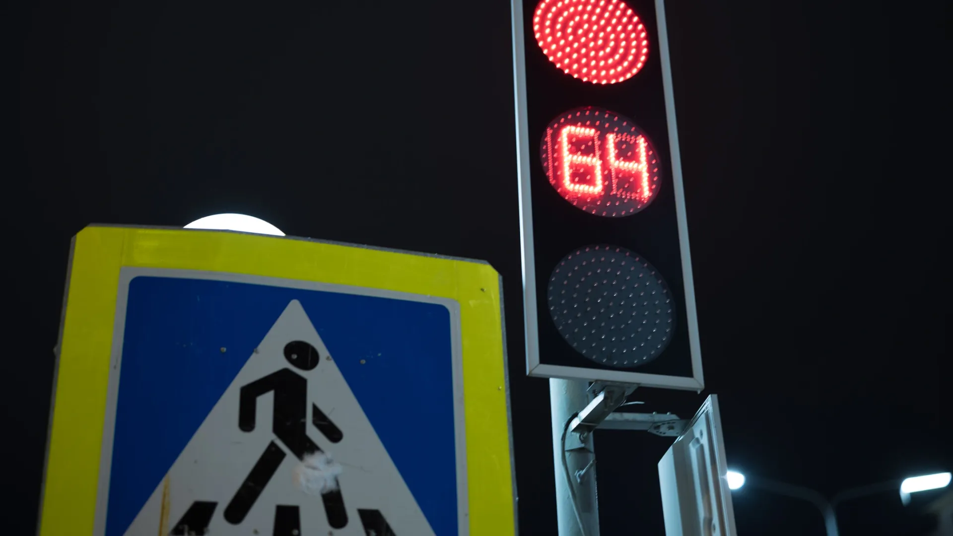 Водитель заплатит тысячу рублей за езду на красный сигнал светофора. Фото: «Ямал-Медиа»
