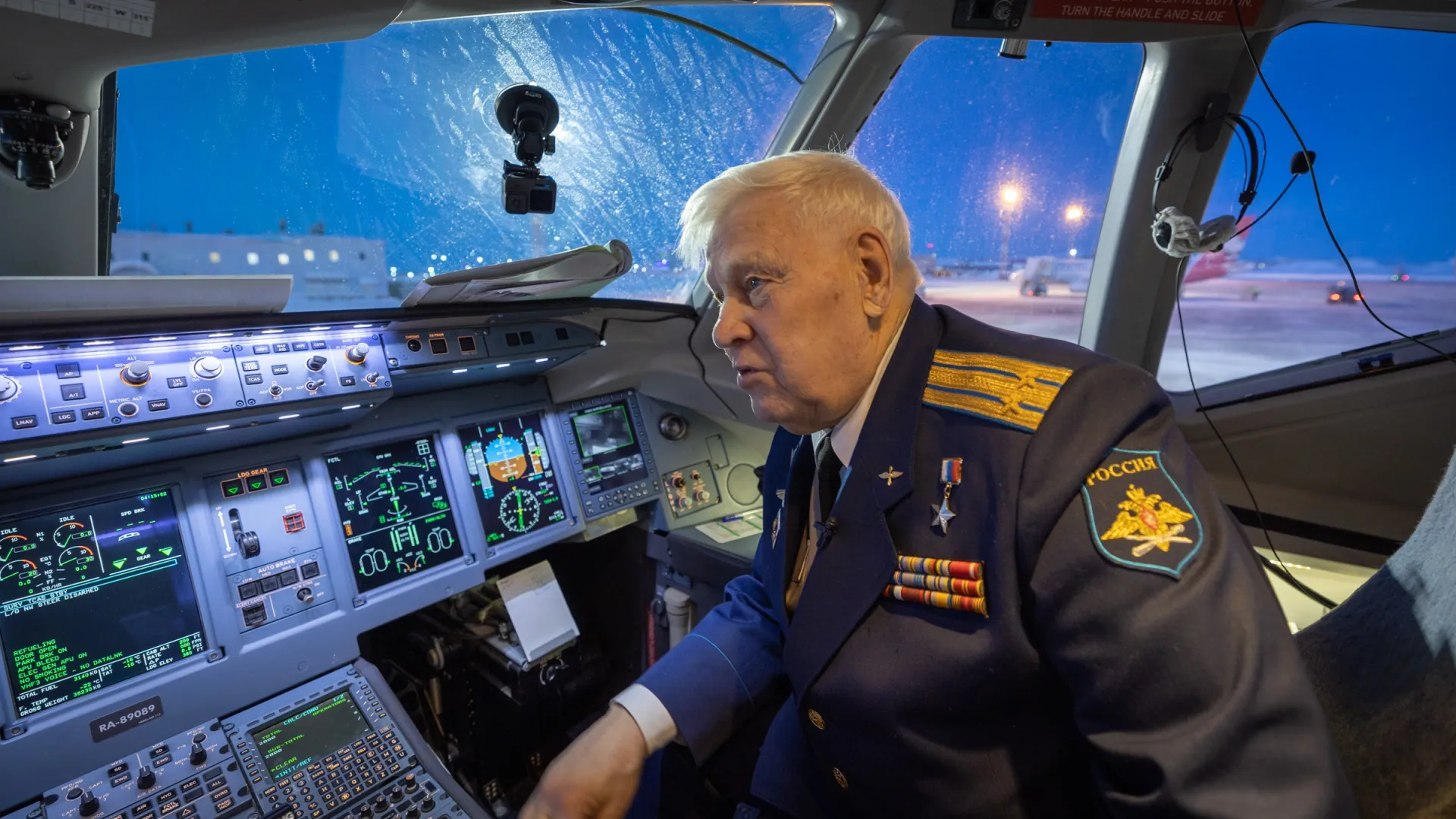 Владимир Шарпатов побывал в кабине пилота. Фото: Федор Воронов / «Ямал-Медиа»
