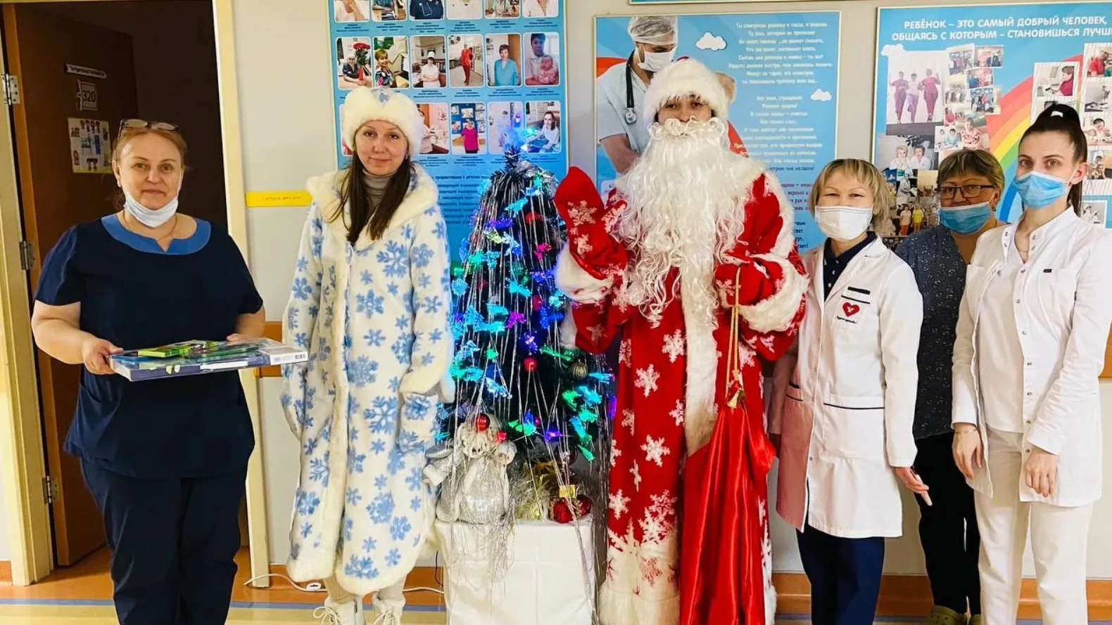 Дед Мороз и Снегурочка вручили новогодние подарки маленьким пациентам. Фото: t.me/depzdrav89