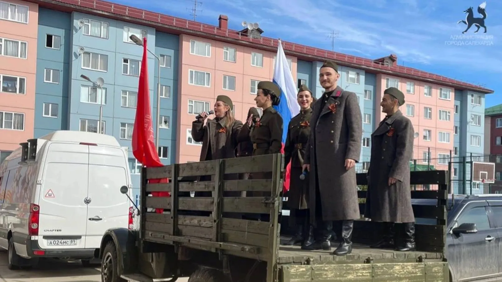 В трех микрорайонах Салехарда артисты исполнили песни Победы | Север-Пресс