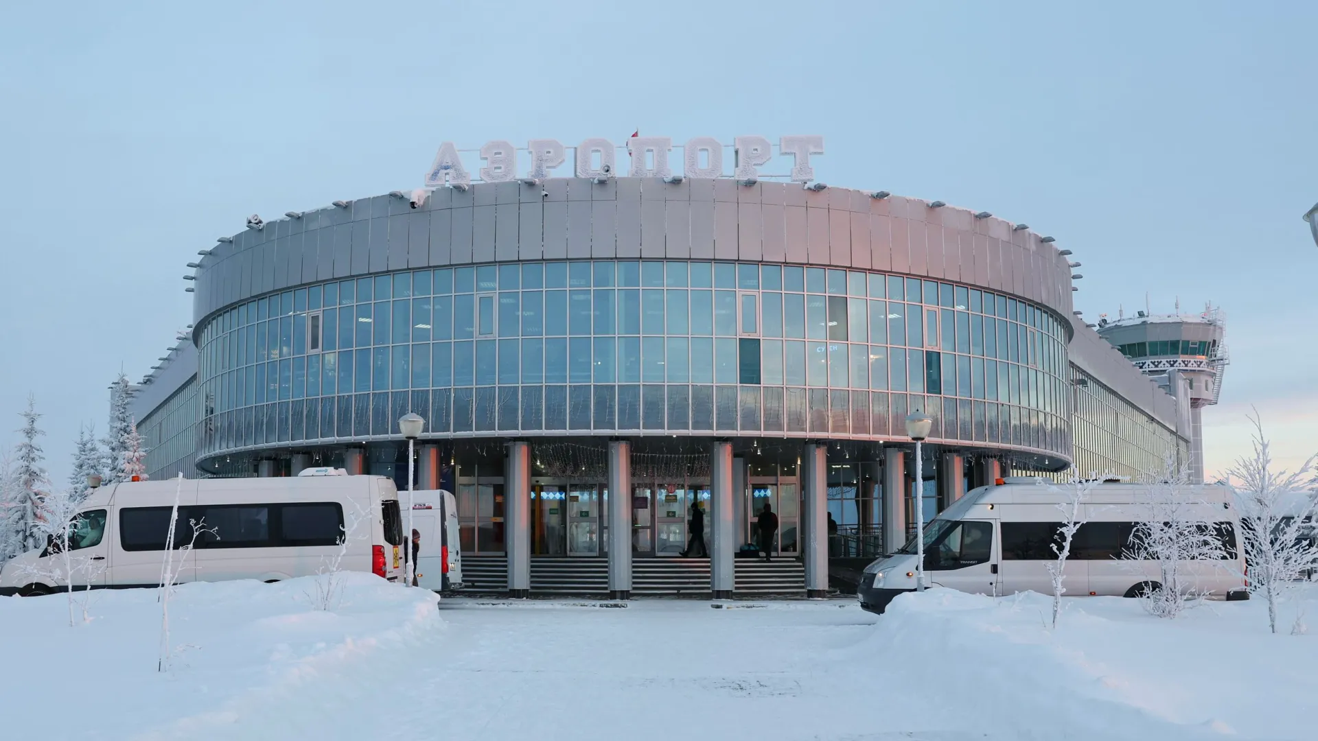 В здании аэровокзала работает мобильная приемная для пассажиров. Фото: Андрей Ткачев / «Ямал-Медиа»