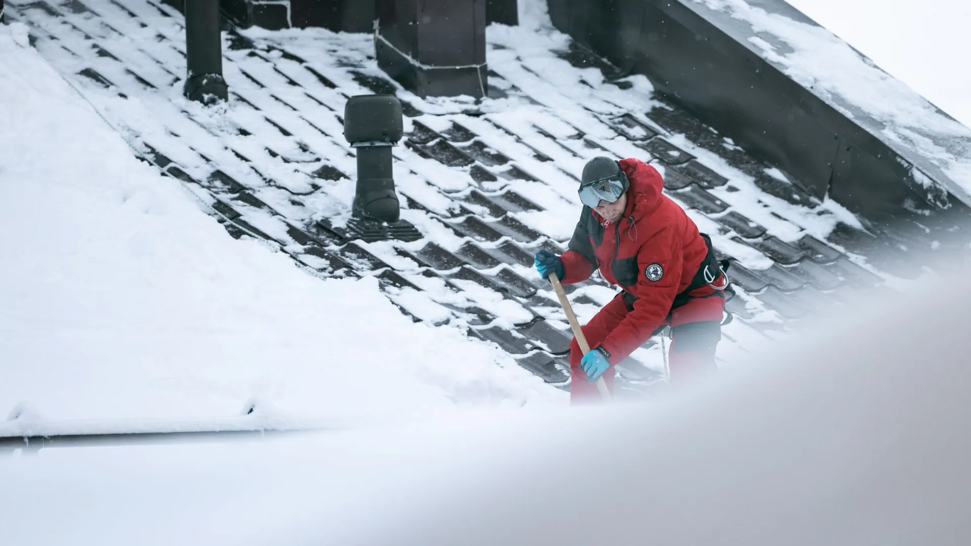Для уборки на крышах высоток привлекают промышленных альпинистов. Фото: Сергей Зубков / «Ямал-Медиа»