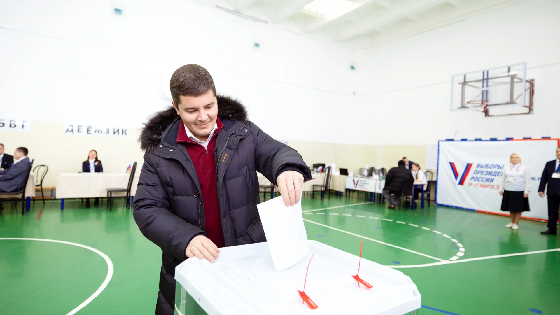 Артюхов проголосовал в Обдорской гимназии. Фото: Юлия Чудинова / «Ямал-Медиа»