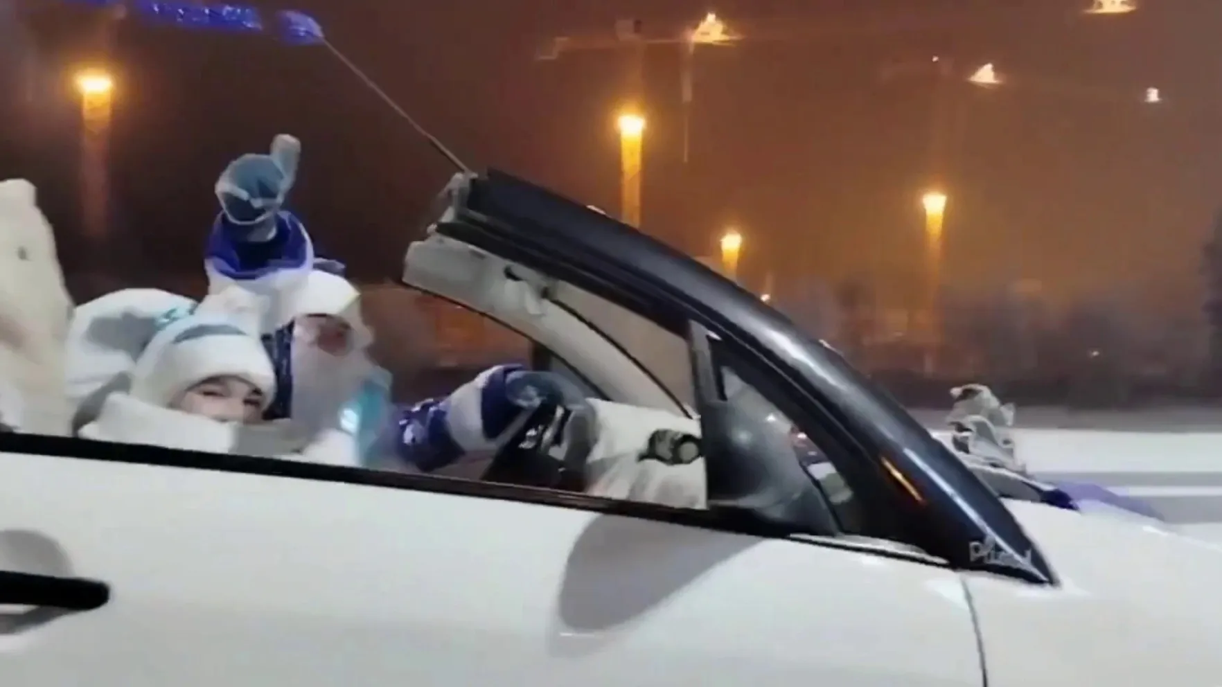 Дед Мороз и Снегурочка в белом кабриолете на улицах Нового Уренгоя. Кадр из видео t.me/realnoyabrsk