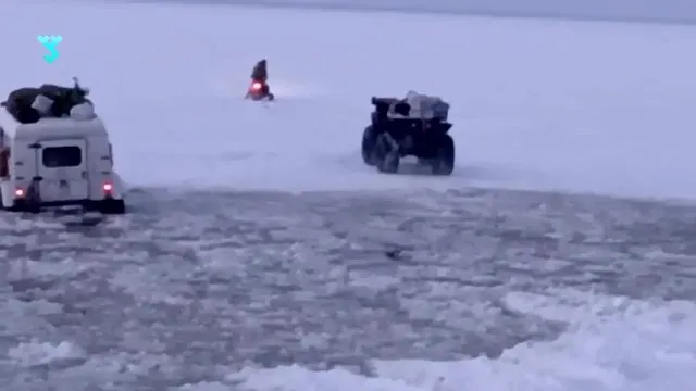 Вездеход застрял в треснувшем льду, квадроцикл смог выбраться. Кадр из видео telegram-канала «Мы из Приуралья»