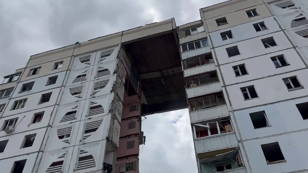 Обрушившийся подъезд многоэтажки в Белгороде после атаки ВСУ 12 мая. Кадр из видео t.me/vvgladkov