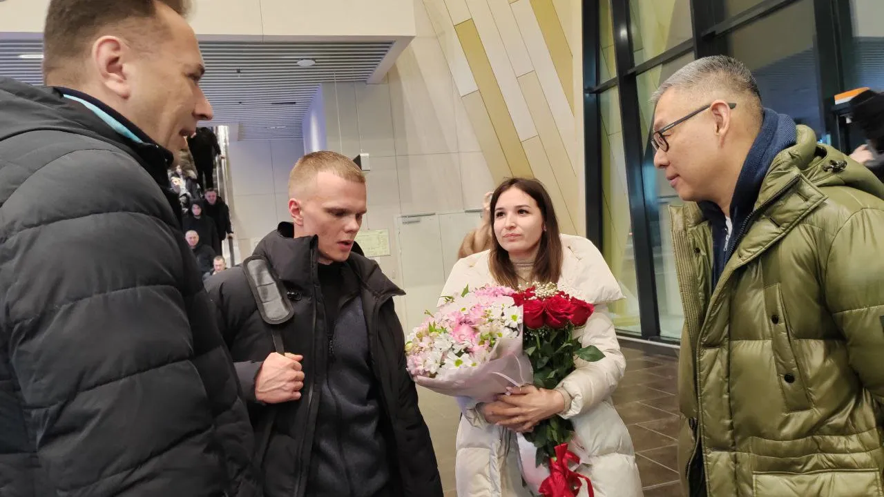 Евгения Супакова в аэропорту встречали представители власти и патриотического клуба. Фото: «Ямал-Медиа»