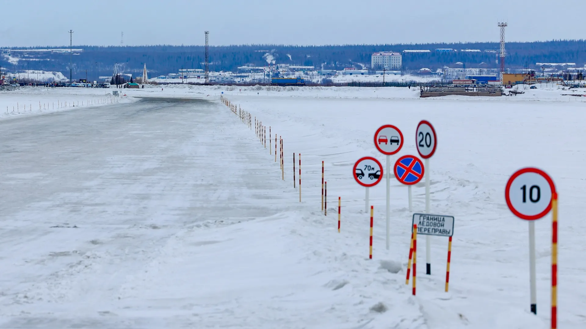 Ледовая переправа через Обь открылась 1 декабря. Фото: Андрей Ткачев / «Ямал-Медиа»
