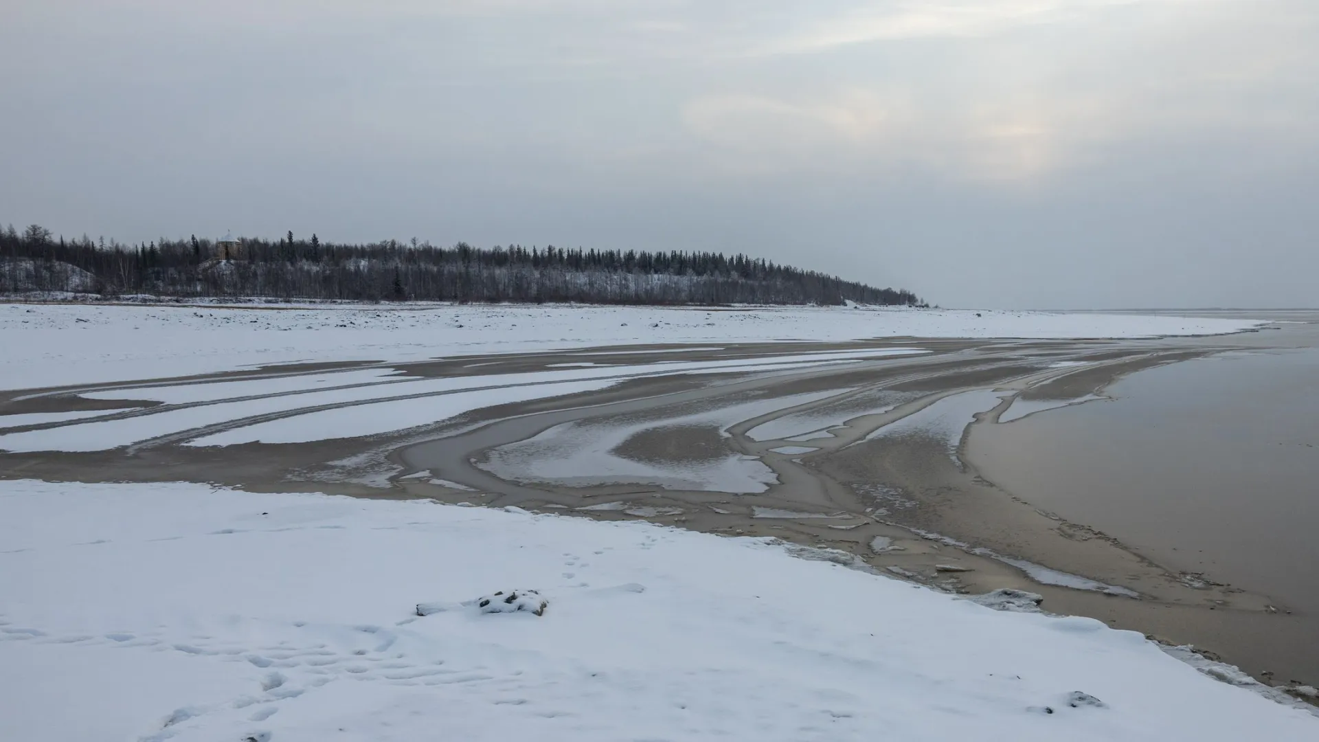 Днем ледяной покров становится пористым и слабым, несмотря на толщину. Фото: Фёдор Воронов / «Ямал-Медиа»