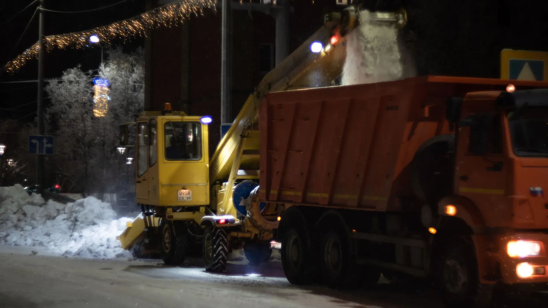 Коммунальщики чистят городские улицы от снега. Фото: Сергей Зубков / «Ямал-Медиа»