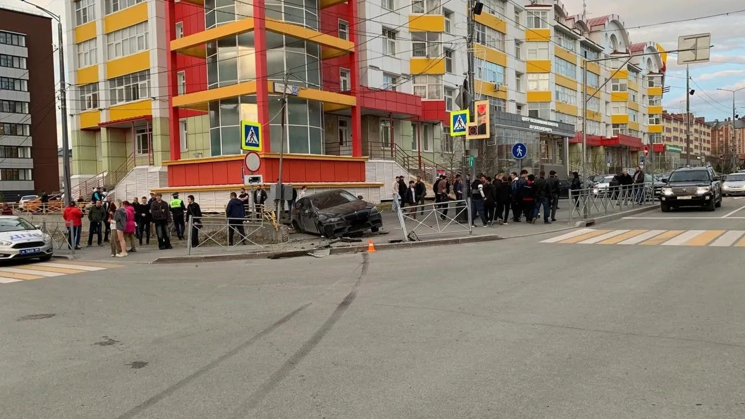 В Салехарде в ДТП пострадал пассажир влетевшей в ограждение иномарки | Север -Пресс