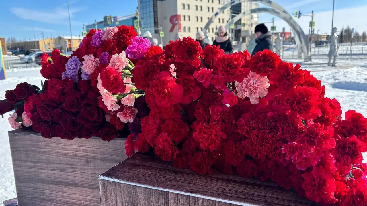 Жители Губкинского принесли живые цветы к стихийному мемориалу. Фото предоставлено ТРК «Вектор»