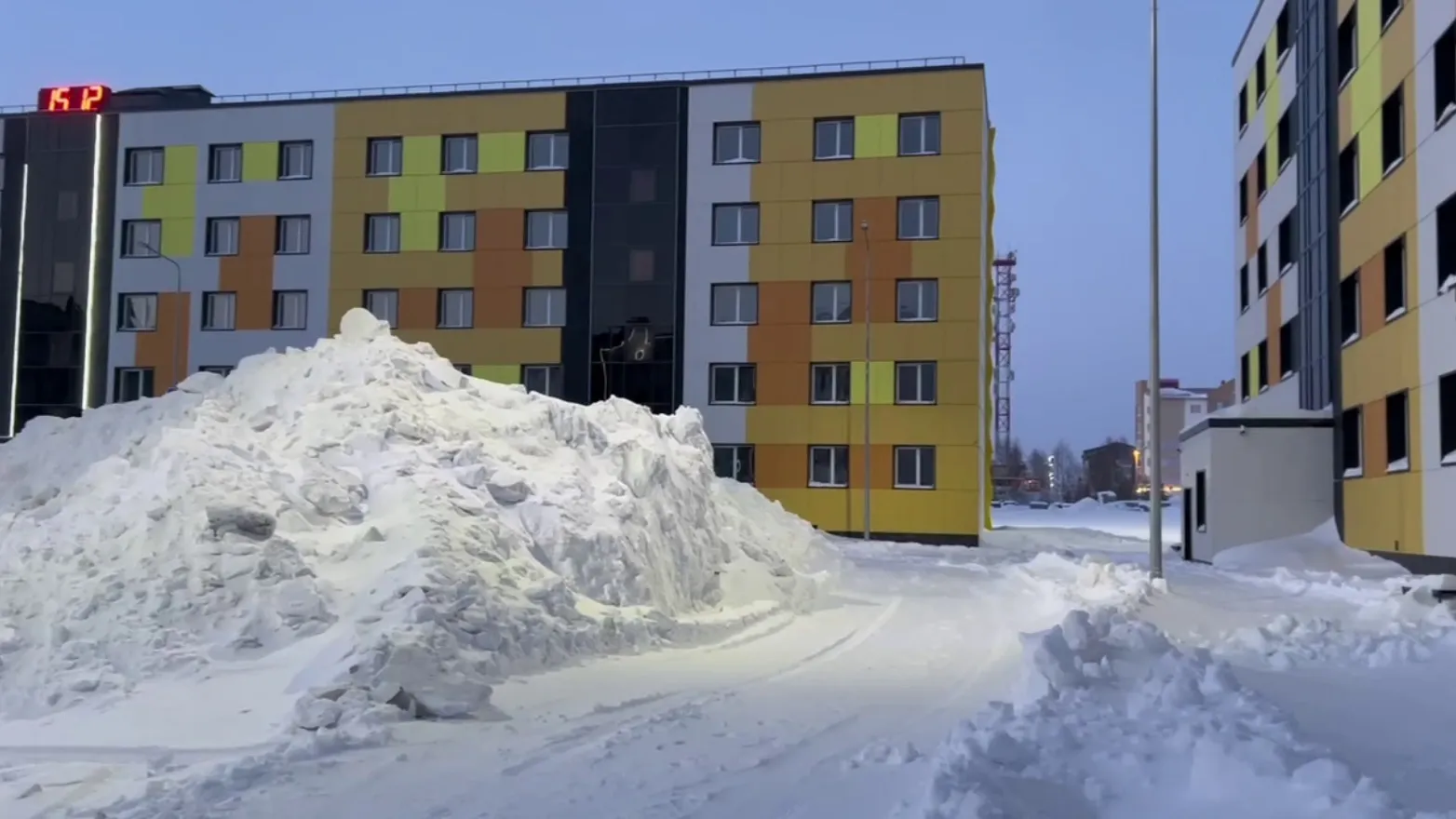 «Снега очень много, поэтому с вывозом не успевают», — объяснил глава Губкинского. Кадр из видео vk.com/bandurko_av