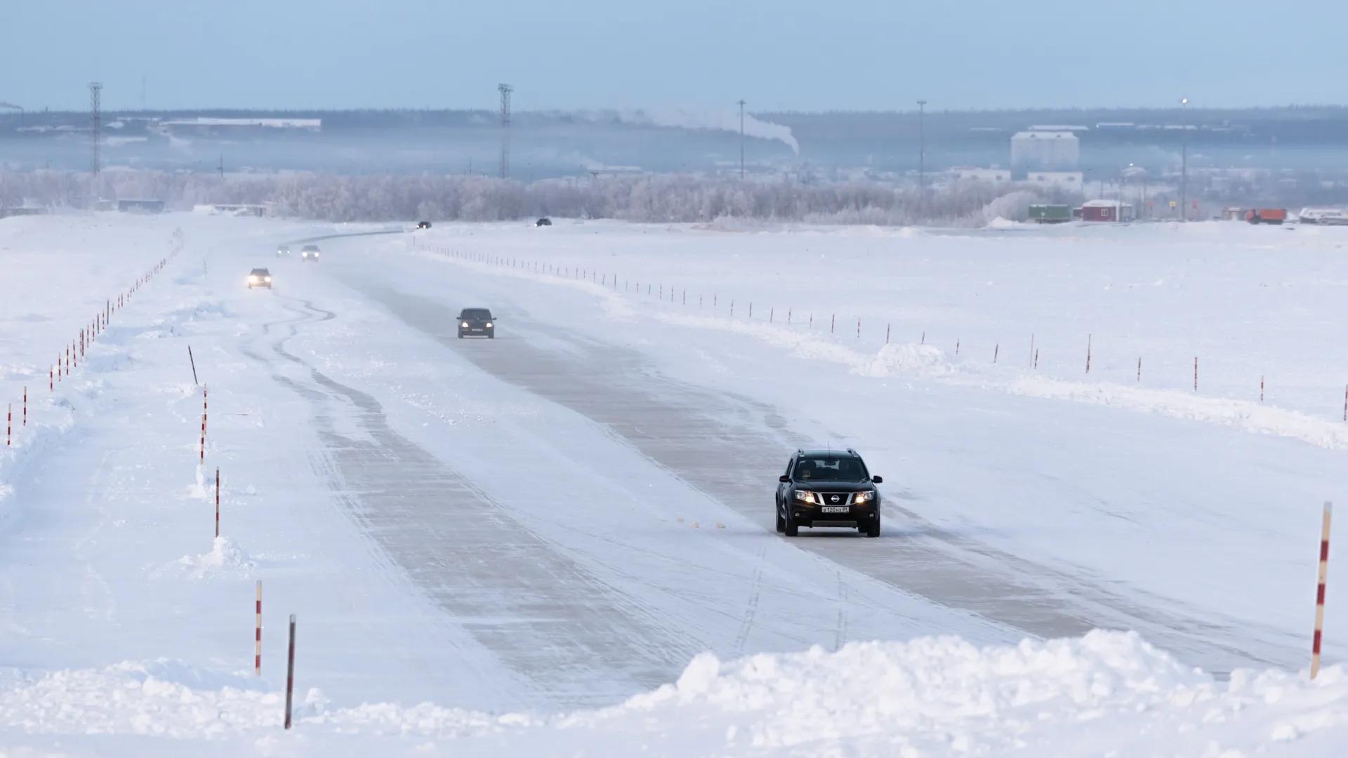 Проезжать по зимнику могут автомобили массой до 15 тонн. Фото: Юлия Чудинова / «Ямал-Медиа»