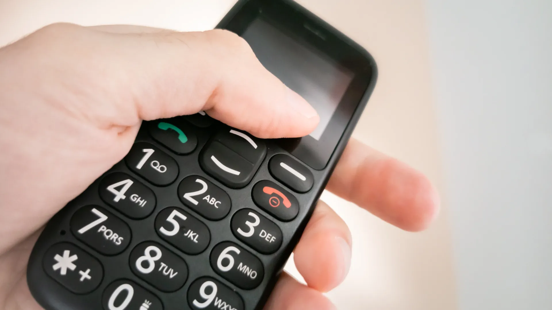 Телефоны подарят на День призывника. Фото: KILO LUX / Shutterstock / Fotodom