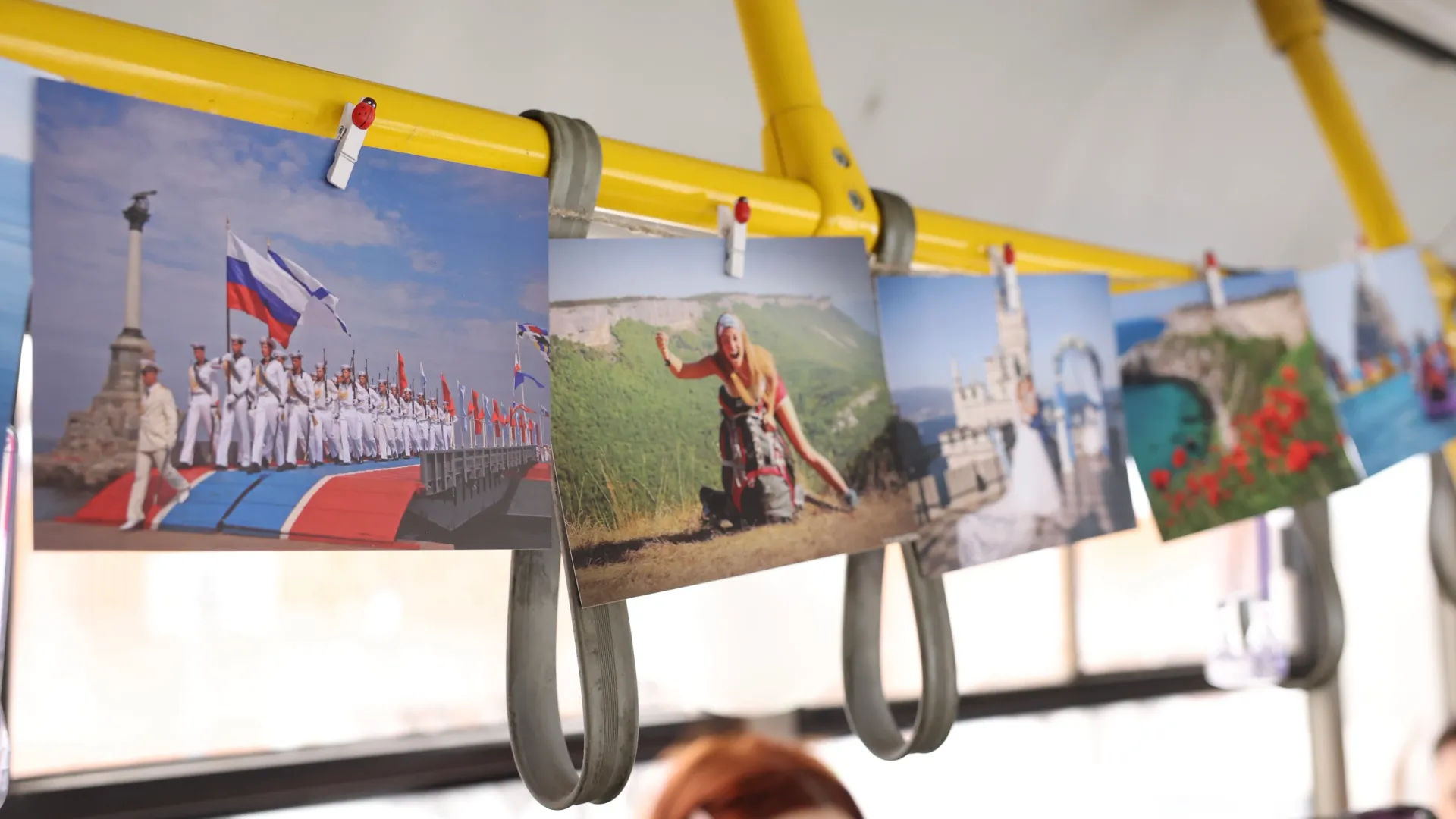 В автобусе открыта фотовыставка. Фото:  Андрей Ткачев / «Ямал-Медиа»