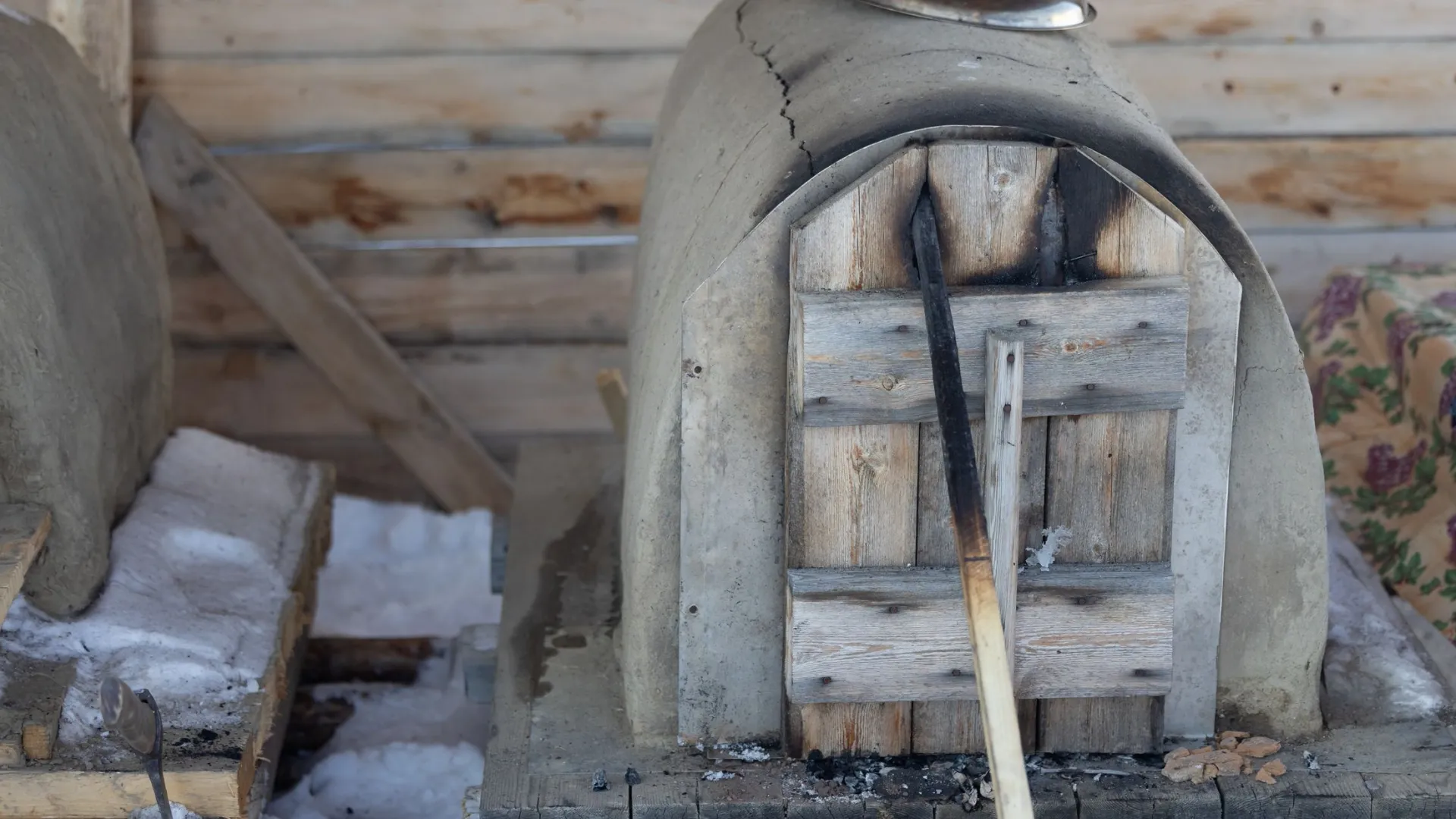 Такую печь делают из прутьев, глины и соломы. Обычно ее ставят возле жилища. Фото: Сергей Зубков / «Ямал-Медиа»