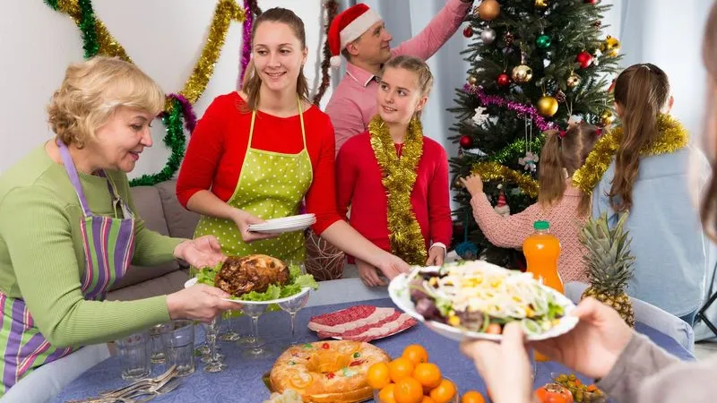 «Одноклассники» и «СберУслуги» выяснили источники праздничного настроения в России. Фото: BearFotos / Shutterstock / Fotodom